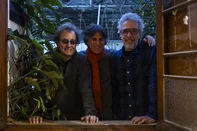 PORTO ALEGRE, RS, BRASIL, 09-07-2025: Os irmãos Ramil farão show inédito em Porto Alegre. A dupla Kleiton e Kledir e Vitor Ramil se reúnem em concerto que traz as maiores músicas de suas carreiras, em uma primeira noite em Porto Alegre e depois em Pelotas, cidade natal da família. Na foto: Kleiton, Kledir e Vitor Ramil. Foto: André Ávila/ Agência RBSIndexador: Andre Avila<!-- NICAID(16076572) -->