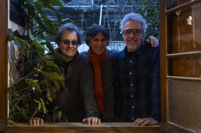 PORTO ALEGRE, RS, BRASIL, 09-07-2025: Os irmãos Ramil farão show inédito em Porto Alegre. A dupla Kleiton e Kledir e Vitor Ramil se reúnem em concerto que traz as maiores músicas de suas carreiras, em uma primeira noite em Porto Alegre e depois em Pelotas, cidade natal da família. Na foto: Kleiton, Kledir e Vitor Ramil. Foto: André Ávila/ Agência RBSIndexador: Andre Avila<!-- NICAID(16076572) -->