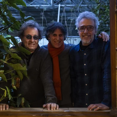 PORTO ALEGRE, RS, BRASIL, 09-07-2025: Os irmãos Ramil farão show inédito em Porto Alegre. A dupla Kleiton e Kledir e Vitor Ramil se reúnem em concerto que traz as maiores músicas de suas carreiras, em uma primeira noite em Porto Alegre e depois em Pelotas, cidade natal da família. Na foto: Kleiton, Kledir e Vitor Ramil. Foto: André Ávila/ Agência RBSIndexador: Andre Avila<!-- NICAID(16076572) -->