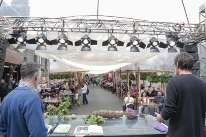A 15ª edição do Festival de Cultura e Gastronomia de Gramado abriu ao público às 17 horas de quarta-feira, dia 06 de setembro. O evento segue até o dia 17 de setembro, abrindo diariamente das 11 às 22 horas, tem entrada gratuita e deve receber mais de 250 mil visitantes.Em 16 horas de evento (quarta à noite e quinta-feira), o evento comercializou 2.500 refeições, 1.900 copos de chope, 250 drinks e 160 garrafas de vinho.Até às 15 horas desta sexta-feira, dia 8 de setembro, já passaram pelo evento mais de 10 mil visitantes, aponta estimativa da Gramadotur, autarquia municipal que organiza o evento.<!-- NICAID(15535807) -->