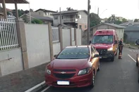 Um menino de apenas 3 anos e 10 meses foi encontrado morto dentro de um carro na tarde da última sexta-feira (25), no bairro Morada do Sol, em Videira, no estado de Santa Catarina. A criança foi esquecida pela madrasta dentro do veículo por cerca de 10 horas.<!-- NICAID(16025185) -->