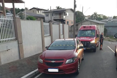 Um menino de apenas 3 anos e 10 meses foi encontrado morto dentro de um carro na tarde da última sexta-feira (25), no bairro Morada do Sol, em Videira, no estado de Santa Catarina. A criança foi esquecida pela madrasta dentro do veículo por cerca de 10 horas.<!-- NICAID(16025185) -->