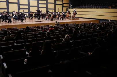 Depois de um ano e três meses sem receber espectadores, a Casa da Ospa — Orquestra Sinfônica de Porto Alegre — reabriu as portas neste sábado (5), na Capital, cercada de cuidados. Com ocupação de 15% da capacidade e rígidos protocolos sanitários, o espaço acolheu e embalou um público seleto, fiel e saudoso, que até então vinha acompanhando as apresentações de forma virtual.<!-- NICAID(14801805) -->