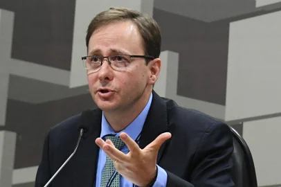 Comissão de Assuntos Econômicos (CAE) realiza sabatina de indicado para o cargo de diretor do Banco Central (BC). Em pronunciamento, à mesa, indicado para o cargo de diretor do Banco Central (BC), Fábio Kanczuk. Foto: Geraldo Magela/Agência SenadoIndexador: Geraldo MagelaFonte: Agência SenadoFotógrafo: g<!-- NICAID(14980746) -->