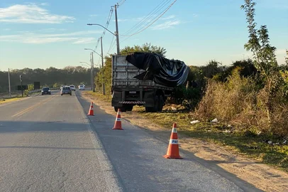BR-293 será bloqueada para retirada de caminhão tombado próximo de acesso a Pelotas<!-- NICAID(16323987) -->