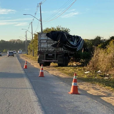 BR-293 será bloqueada para retirada de caminhão tombado próximo de acesso a Pelotas<!-- NICAID(16323987) -->