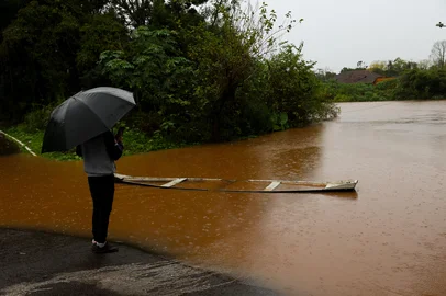 SÃO SEBASTIÃO DO CAÍ, RS, BRASIL, 18.06.2025: população e autoridades do município monitoram a cheia do Rio Caí. Conforme a Defesa Civil municipal, o Caí subiu 6cm na última hora e está a 38cm de sair da calha. A expectativa da prefeitura é que o Rio Caí suba até a metade da tarde, atingindo estabilidade. A maior preocupação é com a chuva na serra nas próximas 12 horas, o que mantém todo o Vale do Caí em alerta. Foto: Camila Hermes/Agencia RBS<!-- NICAID(16062657) -->