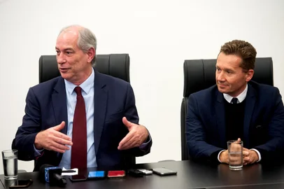 Sessão Solene - Entrevista coletiva com Ciro Gomes antes da Sessão Solene de outorga do Título de Cidadão de Porto Alegre a ele, proposta pelo vereador Mauro Zacher. <!-- NICAID(15118983) -->
