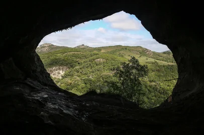 CAÇAPAVA DO SUL, RS, BRASIL - 2023.07.01 - Quarta Colônia e Caçapava do Sul são reconhecidos pela UNESCO como geoparques mundiais. A iniciativa qualificará a região e trará investimentos de hotelaria, gastronomia, roteiros turísticos, entre outros. Na foto: Pedra do Segredo (Foto: ANDRÉ ÀVILA/ Agência RBS)Indexador: Andre Avila<!-- NICAID(15485048) -->