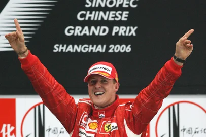 56782868Ferrari driver Michael Schumacher of , celebrates on the podium after winning the Chinese Grand Prix at the Shanghai International Circuit, 01 October 2006.  Renault driver Fernando Alonso of Spain took second place with teammate Giancarlo Fisichella of Italy finishing in third.         AFP PHOTO/Mark RALSTON (Photo by MARK RALSTON / AFP)Editoria: SPOLocal: ShanghaiIndexador: MARK RALSTONSecao: motor racingFonte: AFP<!-- NICAID(14277510) -->