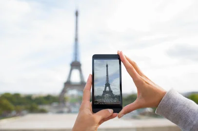 Female smart phone phtography travel <!-- NICAID(15809020) -->