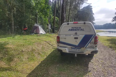 Desde o lançamento da campanha em 6 dezembro de 2022 até o dia 02 de janeiro deste ano, 378 pessoas foram abordadas durante a Operação Verão Seguro. Deste número, 133 foram flagradas na água ou nas margens das represas entre 26 de dezembro de 2022 e 2 de janeiro de 2023. A iniciativa segue até 20 de março para prevenir afogamentos e fiscalizar atividades como caça e pesca, que também são proibidas.<!-- NICAID(15312007) -->