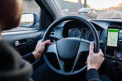Gps car map system. Global positioning system on smartphone screen in auto car on travel road. Navigation auto location system app.Gps car map system. Global positioning system on smartphone screen in auto car on travel road. Navigation auto location system appFonte: 490736415<!-- NICAID(16080673) -->
