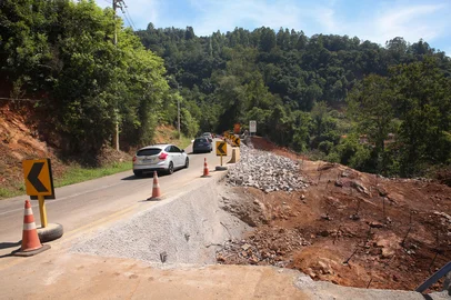 CAXIAS DO SUL, RS, BRASIL, 16/03/2026. Obra causa pare e siga com semáforos na BR-116, no interior de Caxias do Sul. Trânsito é alternado no km 161, em Galópolis, para que equipes trabalhem na recuperação de uma erosão no talude embaixo da pista. Conclusão da obra, com investimento de R$ 2 milhões, e liberação do tráfego estão previstas para maio.(Ariéli Ziegler/Agência RBS)Indexador: Arieli Ziegler<!-- NICAID(16245974) -->