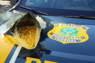 PRF surpreende mulher com quase mil comprimidos de ecstasy na BR-470, em Bento Gonçalves <!-- NICAID(16067580) -->