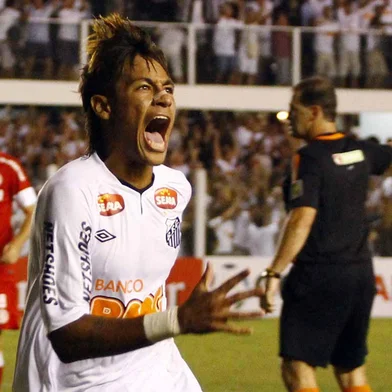 Neymar marca três gols contra o Inter pela Libertadores de 2012<!-- NICAID(16084463) -->