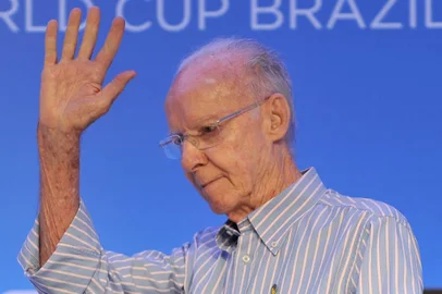 (FILES) Brazilian football legend Mario Zagallo gives a press conference on the eve of the Brazil 2014 FIFA Football World Cup final draw, in Costa do Sauipe, state of Bahia, on December 5, 2013. Brazilian football legend and four-time world champion Mario Zagallo died January 5, 2024 at the age of 92, a statement on his official Instagram account said. (Photo by Nelson ALMEIDA / AFP)<!-- NICAID(15643389) -->