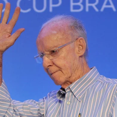 (FILES) Brazilian football legend Mario Zagallo gives a press conference on the eve of the Brazil 2014 FIFA Football World Cup final draw, in Costa do Sauipe, state of Bahia, on December 5, 2013. Brazilian football legend and four-time world champion Mario Zagallo died January 5, 2024 at the age of 92, a statement on his official Instagram account said. (Photo by Nelson ALMEIDA / AFP)<!-- NICAID(15643389) -->