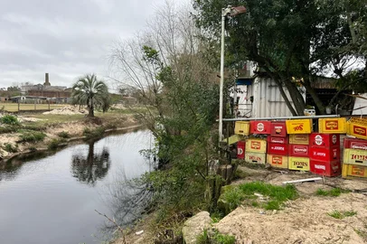 Até o dia 4 de agosto, 55 famílias que vivem na região do Arroio das Cabeças, na Vila da Quinta, no interior de Rio Grande, devem deixar suas casas. A determinação é do Tribunal de Justiça do Estado do Rio Grande do Sul, que atendeu a um pedido do Ministério Público (MPRS). A área é considerada de risco e também classificada como de preservação permanente.<!-- NICAID(16087814) -->