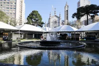 CAXIAS DO SUL, RS, BRASIL. 25-09-2025. Preparativos da Praça Dante Aleghieri para a 41ª edição da Feira do Livro de Caxias do Sul.<!-- NICAID(16132933) -->
