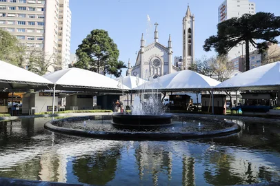 CAXIAS DO SUL, RS, BRASIL. 25-09-2025. Preparativos da Praça Dante Aleghieri para a 41ª edição da Feira do Livro de Caxias do Sul.<!-- NICAID(16132933) -->