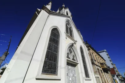 CAXIAS DO SUL, RS, BRASIL, 15/06/2022. Igreja do Santo Sepulcro, na região central de Caxias, para ilustrar a crônica da Tríssia Ordovás. As imagens fazem parte do conjunto de pautas "visões sobre a cidade", em comemoração ao aniversário de 132 de Caxias do Sul. (Bruno Todeschini/Agência RBS)<!-- NICAID(15124932) -->