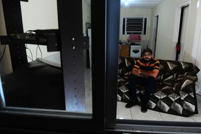 CAXIAS DO SUL, RS, BRASIL, 08/04/2021. Sidinei Barbosa Cardoso Paim, 37 anos, conseguiu trabalho e moradia com apoio do serviço de acolhimento do Lar Santa Dulce, que começou durante a pandemia, no bairro Cidade Nova, e deverá ter continuidade em Caxias do Sul. (Porthus Junior/Agência RBS)<!-- NICAID(14752972) -->