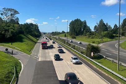 GLORINHA, RS, BRASIL, 03-02-2025, 11h30: Trânsito no retorno do feriado de Páscoa e Tiradentes na BR-290, a freeway, em Glorinha. (Foto: Gabriela Plentz/Agência RBS) <!-- NICAID(16020893) -->