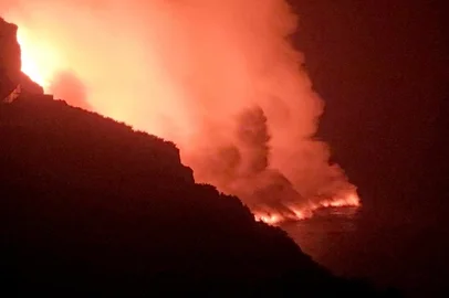 Lava do Vulcão Cumbre Vieja, nas ilhas canárias, chega ao mar. Sunsets Sweden / AFP<!-- NICAID(14901657) -->