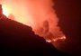 Espetáculo da natureza e temor de gases tóxicos: veja em fotos e vídeo a chegada ao mar da lava do Cumbre Vieja