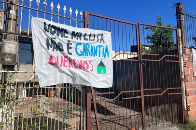 Terminou nessa segunda-feira (10) o prazo estabelecido pela prefeitura de Porto Alegre para que 57 famílias do bairro Sarandi, na Zona Norte, assinassem o termo que autoriza a demolição das residências. Ainda assim, a maioria seguia nos imóveis sem perspectiva de sair no curto prazo.<!-- NICAID(15992288) -->