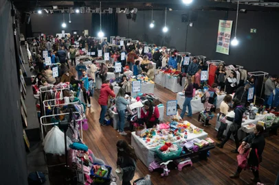 Pelo 9º ano, Associação Criança Feliz promove Bazar Solidário para arrecadar recursosBazar Mercado Feliz ocorrerá nos dias 18 e 19 de novembro, na Sala de Teatro Prof. Valentim Lazzarotto - Centro de Cultura Ordovás, em Caxias do Sul  A Associação Criança Feliz, entidade socioassistencial que presta atendimento e assessoramento a mais de 230 crianças e adolescentes em situação de vulnerabilidade social, promoverá a 9ª edição do Bazar Mercado Feliz. O evento está marcado para os dias 18 e 19 de novembro, sexta-feira (das 09h às 17h) e sábado (das 9h às 15h30min), na Sala de Teatro Prof. Valentim Lazzarotto (Centro de Cultura Ordovás – Rua Luiz Antunes, 312, bairro Panazzolo, em Caxias do Sul). A entrada é gratuita.<!-- NICAID(15266868) -->