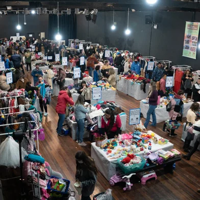 Pelo 9º ano, Associação Criança Feliz promove Bazar Solidário para arrecadar recursosBazar Mercado Feliz ocorrerá nos dias 18 e 19 de novembro, na Sala de Teatro Prof. Valentim Lazzarotto - Centro de Cultura Ordovás, em Caxias do Sul  A Associação Criança Feliz, entidade socioassistencial que presta atendimento e assessoramento a mais de 230 crianças e adolescentes em situação de vulnerabilidade social, promoverá a 9ª edição do Bazar Mercado Feliz. O evento está marcado para os dias 18 e 19 de novembro, sexta-feira (das 09h às 17h) e sábado (das 9h às 15h30min), na Sala de Teatro Prof. Valentim Lazzarotto (Centro de Cultura Ordovás – Rua Luiz Antunes, 312, bairro Panazzolo, em Caxias do Sul). A entrada é gratuita.<!-- NICAID(15266868) -->