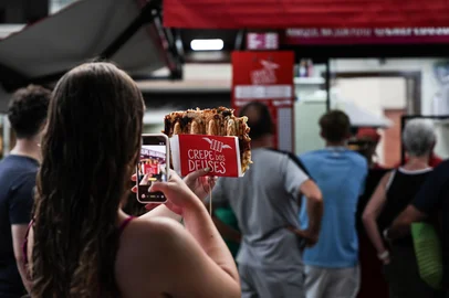CAPÃO DA CANOA, RS, BRASIL, 11-02-2026: Crepe dos Deuses: os tradicionais crepes suiços são quase uma refeição obrigatória no litoral gaúcho. Em Capão da Cano,a o Crepe dos Deuses é um dos pontos mais movimentados na região central da cidade. Criado em 2018, o estabelecimento tem dois pontos de funcionamento e chega a comercializar mais de 1000 crepes por dia. A marca também tem uma operação na Bahia e futuramente deve abrir uma filial na Espanha. Fotos: Renan Mattos/Agencia RBS<!-- NICAID(16224922) -->