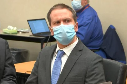 This screenshot obtained from video feed via Court TV, shows former Minneapolis police officer Derek Chauvin listening to the verdict in his trial in the killing of George Floyd, in Minneapolis, Minnesota, on April 20, 2021. - Derek Chauvin, a white former Minneapolis police officer, was convicted on April 20 of murdering African-American George Floyd after a racially charged trial that was seen as a pivotal test of police accountability in the United States. (Photo by - / various sources / AFP) / RESTRICTED TO EDITORIAL USE - MANDATORY CREDIT "AFP PHOTO / COURT TV" - NO MARKETING - NO ADVERTISING CAMPAIGNS - DISTRIBUTED AS A SERVICE TO CLIENTSEditoria: SOILocal: MinneapolisIndexador: -Secao: racismFonte: AFPFotógrafo: Handout<!-- NICAID(14762864) -->
