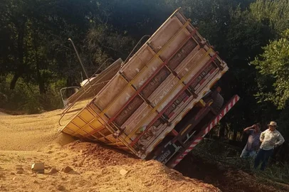 Homem morre soterrado após acidente com carga de soja em Tunas<!-- NICAID(16023205) -->