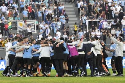 Uruguayan players and team members celebrate after defeating Israel in the Argentina 2023 U-20 World Cup semi-final match between Uruguay and Israel at the Estadio Unico Diego Armando Maradona stadium in La Plata, Argentina, on June 8, 2023. (Photo by JUAN MABROMATA / AFP)Editoria: SPOLocal: La PlataIndexador: JUAN MABROMATASecao: soccerFonte: AFPFotógrafo: STF<!-- NICAID(15451773) -->