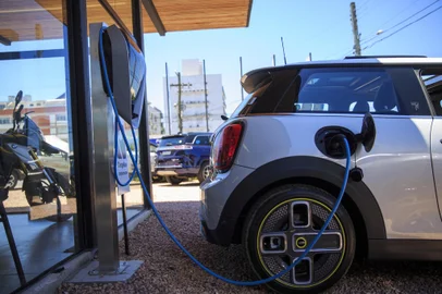 XANGRI-LÁ, RS, BRASIL -  12.01.2022 - Pauta sobre carros elétricos. Nas imagens estação de carregamento de carros elétricos na IESA em Xangri-lá. (Foto: Jefferson Botega/Agencia RBS)Indexador: Jeff Botega<!-- NICAID(14988317) -->