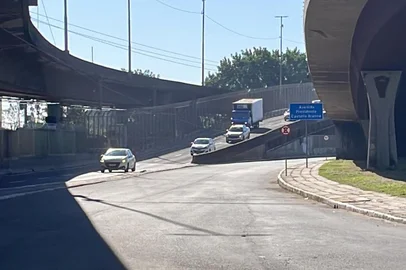 Um trecho em obras que agravou o trânsito na chegada à Capital foi liberado nesta sexta-feira (13). Iniciada há um mês, a obra na rampa da Avenida Castello Branco para ar a Avenida Mauá foi concluída 15 dias antes do prazo. O bloqueio na faixa da direita foi desfeito às 10h09min.<!-- NICAID(16058998) -->
