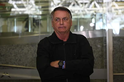 BRASILIA, JAIR BOLSONARO SE DESPEDE DE MICHELLE BOLSONARODF - BRASÍLIA, JAIR BOLSONARO SE DESPEDE DE MICHELLE BOLSONARO - POLÍTICA - DF - BRASÍLIA - 18/01/2025 - BRASÍLIA, JAIR BOLSONARO SE DESPEDE DE MICHELLE BOLSONARO -  O antigo Presidente do Brasil Jair Bolsonaro observa a partida da sua mulher Michelle Bolsonaro para a tomada de posse do Presidente dos EUA Donald Trump no Aeroporto Internacional de Brasília, em Brasília, Brasil, 18 de janeiro de 2025. 18/01/2025 - Foto: MATEUS BONOMI/AGIF - AGÊNCIA DE FOTOGRAFIA/AGIF - AGÊNCIA DE FOTOGRAFIA/ESTADÃO CONTEÚDOEditoria: POLÍTICALocal: BRASÍLIAIndexador: MATEUS BONOMIFotógrafo: AGIF - AGÊNCIA DE FOTOGRAFIA<!-- NICAID(15964498) -->