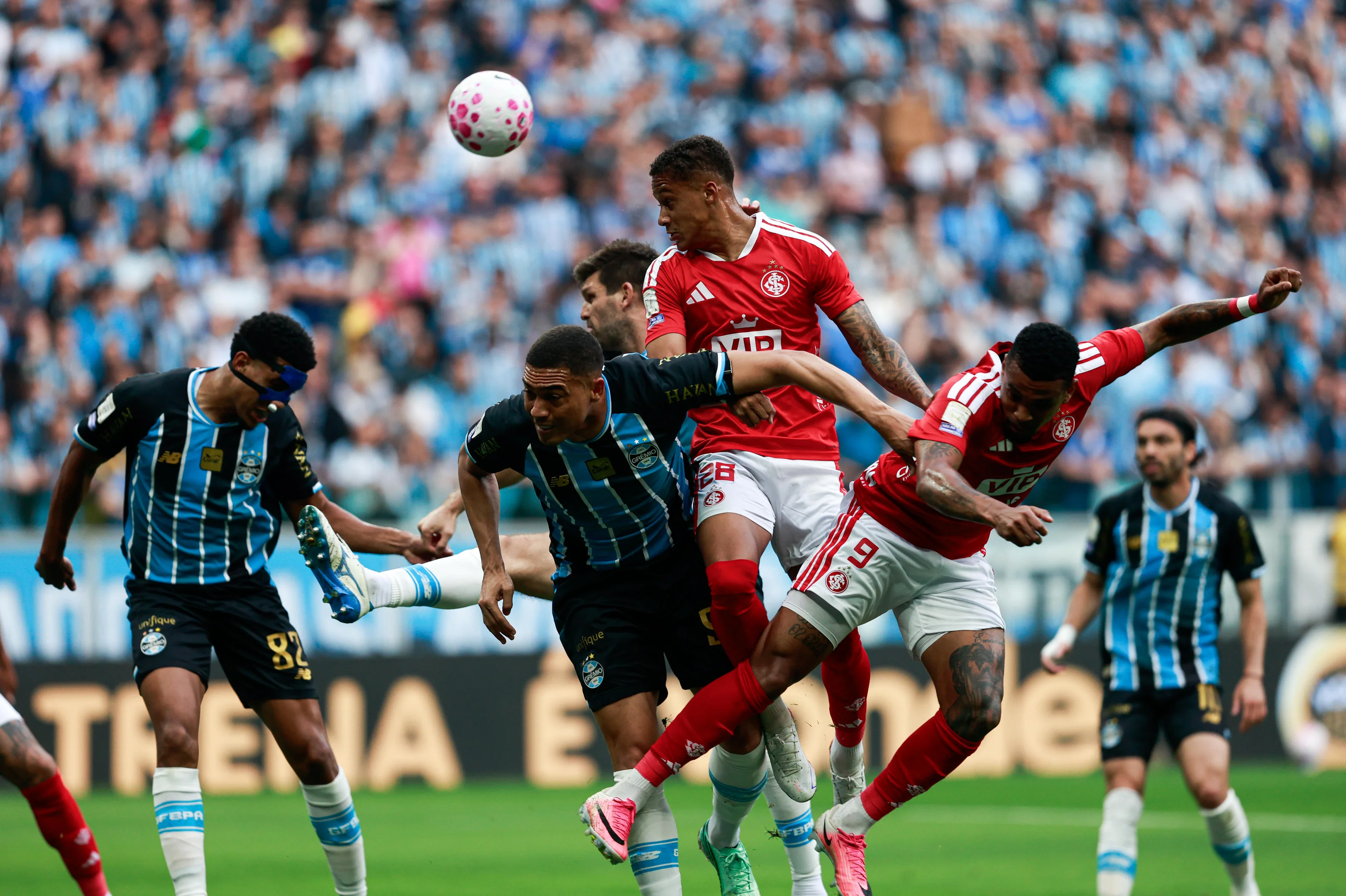 Imagem ilustrativa sobre Grenal deixa Grêmio e Inter entre os dez primeiros e mantém viva a luta por Libertadores