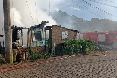 Mulher fica ferida após incêndio atingir casas em Lagoa Vermelha<!-- NICAID(15912001) -->