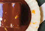 Receita de bolo de chocolate com calda de brigadeiro e laranja