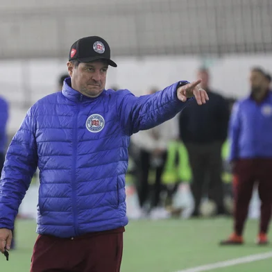 GRAMADO, RS, BRASIL. 30-06-2025. Sensação da Divisão de Acesso, Gramadense do técnico Carlos Moraes busca o acesso inédito e conta com a experiência do goleiro André Lucas e a juventude de Maurício. Na foto, o treinador Carlos Moraes.Indexador: Bruno Todeschini<!-- NICAID(16071605) -->