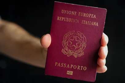 CAXIAS DO SUL, RS, BRASIL, 10/01/2024. Imagens de passaporte para ilustrar matéria sobre Cidadania Italiana. (Bruno Todeschini/Agência RBS)Indexador: BTK<!-- NICAID(15646665) -->
