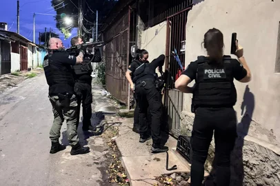 Cinco pessoas foram presas na manhã desta terça-feira (7) durante uma operação contra um grupo criminoso especializado em roubo de veículos na zona norte de Porto Alegre.A investigação, conduzida pela Delegacia de Repressão a Roubos de Veículos, identificou ao menos sete casos desde o final do ano passado. A atuação da quadrilha ocorria principalmente nos bairros Sarandi, Santa Maria Goretti e Passo das Pedras.<!-- NICAID(16260296) -->