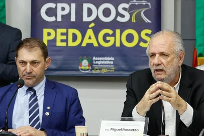PORTO ALEGRE -RS- BRASIL 15/04/2026 -Sala Maurício Cardoso, 4º andar. CPI dos Contratos de Concessão de Rodovias Estaduais. Assuntos Gerais, ocorre a oitiva de Marcelo Spilki, conselheiro-presidente da Agergs. Na foto, deputados Paparico Bacchi (PL) e Miguel Rossetto (PT). <!-- NICAID(16299176) -->