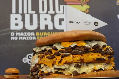 Melnick / Divulgação Hambúrguer de 82 kg é preparado para inaugurar espaço de gastronomia em em Porto Alegre<!-- NICAID(16168277) -->
