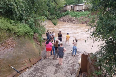 Comunidade de Vila São Pedro, no interior de Caxias do Sul, fica ilhada após ponte ficar submersa por algumas horas, devido à chuva.<!-- NICAID(15942100) -->