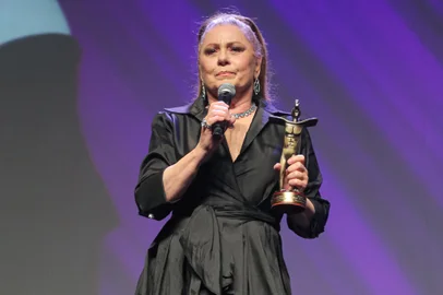 14/08/2024 - 52Âº Festival de Cinema de Gramado - Atriz Vera Fischer recebe o trofÃ©u "Cidade de Gramado" / Foto oficial: Edison Vara/AgÃªncia PressphotoLocal: GramadoIndexador: Edison Vara<!-- NICAID(15841319) -->